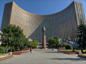 monument Charles de Gaulle Moscou