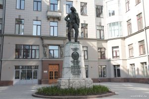 Monument Vorovski 2